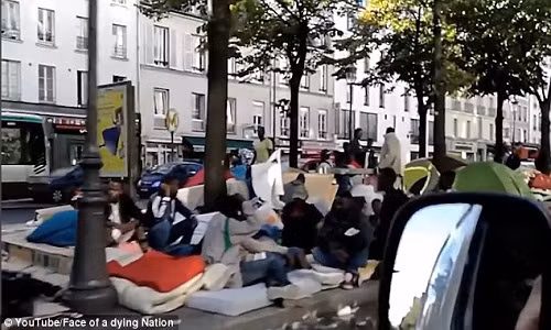 Một người quay phim giấu tên đã bí mật ghi lại cảnh những người tị nạn đến từ Châu Phi sống vạ vật ngay trên vỉa hè đường phố tại một "khu trại nhập cư" trên đường Avenue de Flandre, phía bắc thủ đô Paris. Ảnh: Daily Mail.