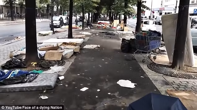 Những di dân trải đầy tấm bìa các-tông hoặc đệm trên đường phố để ngủ trong khi các đồ dùng cá nhân của họ được gói trong túi nhựa. Ảnh: Daily Mail.