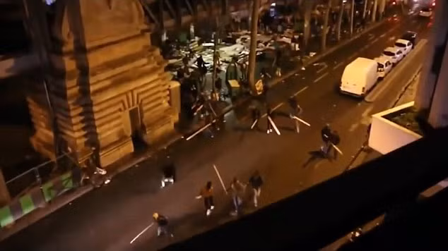 Các di dân đụng độ với cảnh sát Pháp và những người địa phương. Ảnh: Daily Mail.