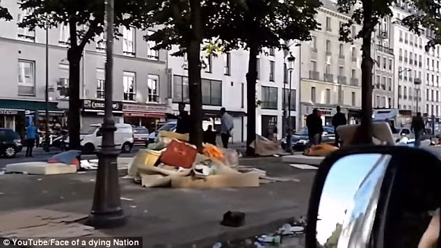 Đống rác ngập trên vỉa hè đường phố Paris sau khi những người tị nạn Châu Phi này buộc phải rời đến một chỗ khác. Ảnh: Daily Mail.