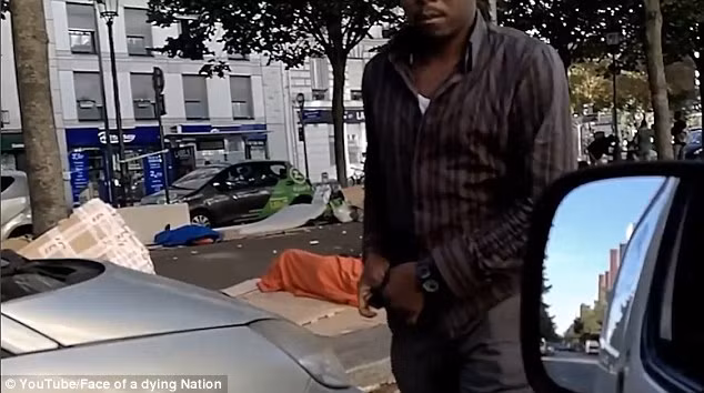 Theo người quay video, những người tị nạn nói trên vô tình đã làm phá hỏng hình ảnh biểu tượng về “kinh đô ánh sáng” Paris của Pháp. Ảnh: Daily Mail.