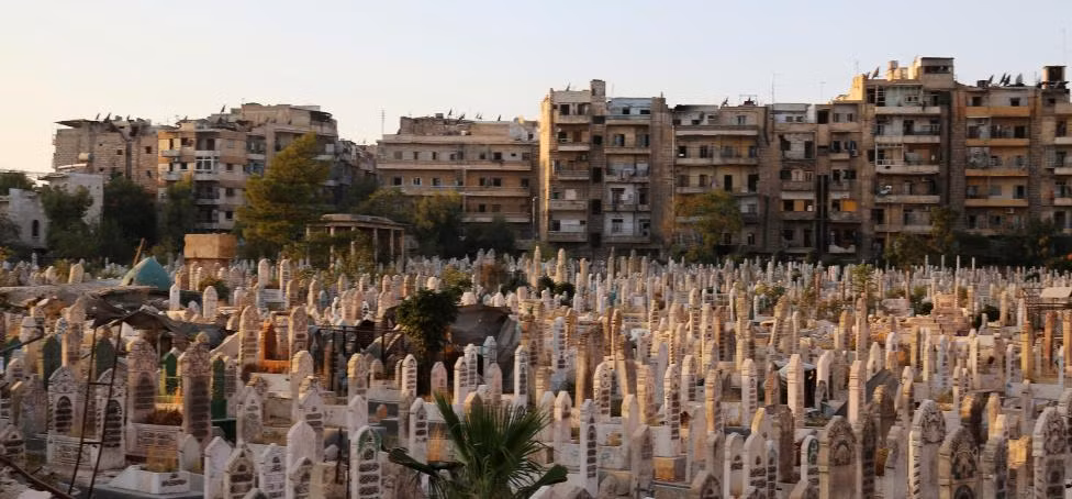 Nghĩa trang quá tải ở khu al-Shaar do phe nổi dậy kiểm soát tại Aleppo, Syria, ngày 6/10.