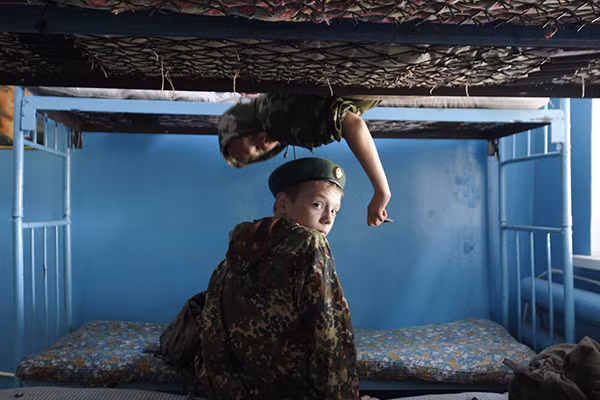 Ngoài chương trình học bình thường, các em học sinh ở trường General Yermolov Cadet sẽ được học các bài tập như trong quân ngũ, chẳng hạn như ngủ trong lều trại vào ban đêm, sử dụng vũ khí, thậm chí là nhảy dù,... Ảnh: Các em học sinh trường General Yermolov Cadet ngồi nghỉ trên giường tầng trong buổi luyện tập kéo dài hai ngày.