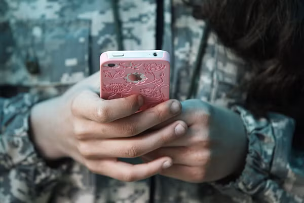 Dù được học những bài tập trong quân ngũ, các em học sinh ở đây cũng không khác biệt nhiều so với những đứa trẻ bình thường khác. Ảnh: Một học viên chơi trò chơi trên điện thoại di dộng trong lúc rảnh rỗi.