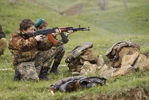 Hai học viên tham gia buổi tập sử dụng vũ khí.