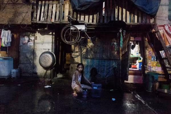 Bất chấp chiến dịch trấn áp tội phạm ma túy gây nhiều tranh cãi này, một khảo sát độc lập được công bố ngày 6/10 cho thấy, đa số người dân Philippines được hỏi hài lòng với ông Rodrigo Duterte sau 90 ngày đầu làm tổng thống. Ảnh: Một khu nhà ổ chuột nghèo khó ở thủ đô Manila.