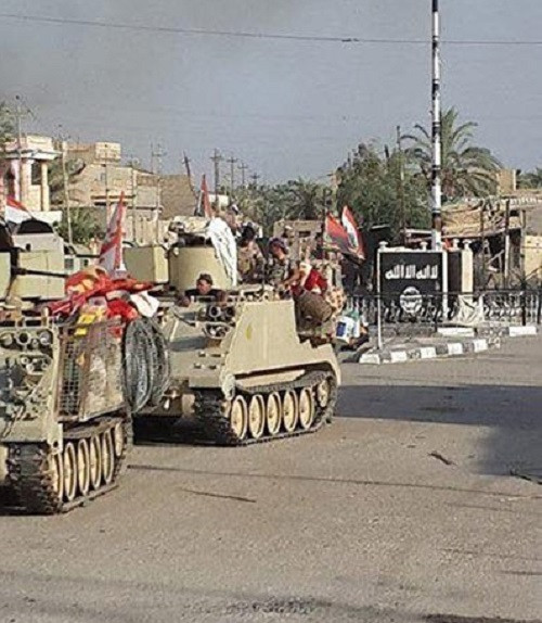 Xe quân sự của lực lượng Iraq đi qua một con đường ở Al-Bakr. Ảnh: FNA.