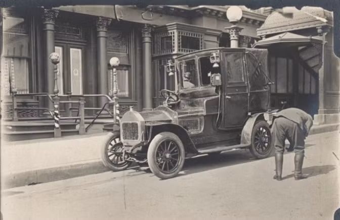 Một tài xế taxi đang kiểm tra chiếc xe. Được biết, vào khoảng thời gian Austen chụp những bức ảnh này, chỉ có 12 chiếc taxi điện hoạt động trong thành phố New York.