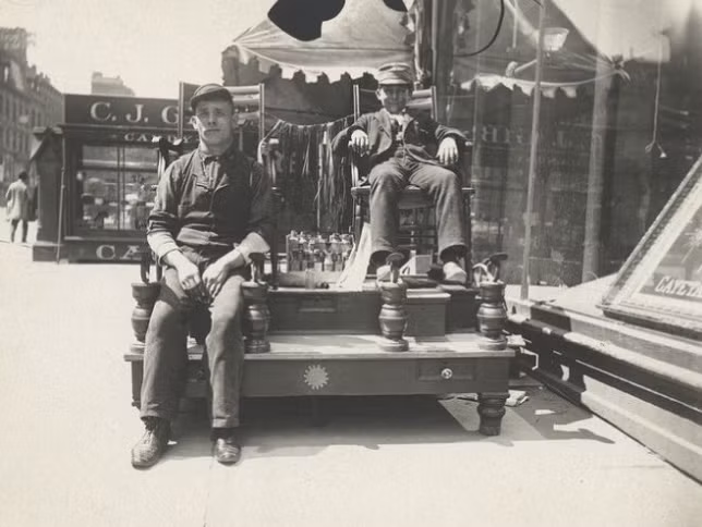 Đánh giày là "cần câu cơm" của nhiều bé trai nghèo khó ở thành phố New York cách đây hơn 100 năm về trước.