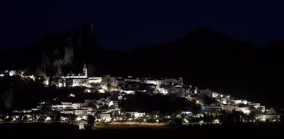 Quang cảnh ngôi làng trắng về ban đêm.