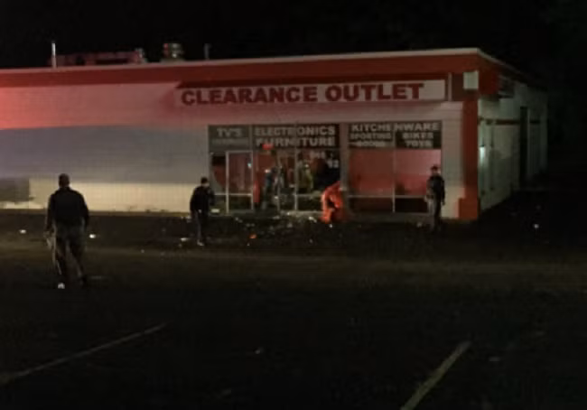 Hien truong xa sung kinh hoang o My, 9 nguoi thuong vong-Hinh-3