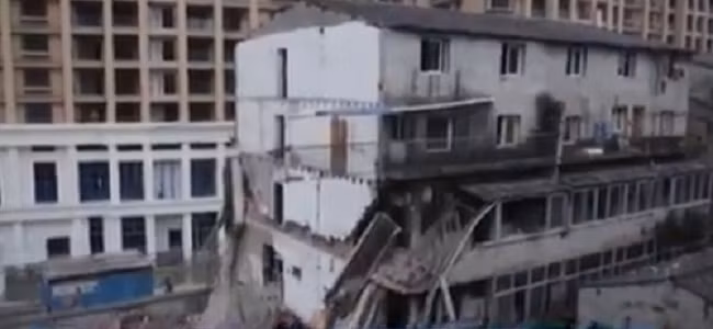 Một tòa nhà cạnh những ngôi nhà vừa bị sập hôm 10/10.