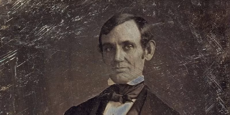 Theo Miller Center, cựu Tổng thống Mỹ Abraham Lincoln khởi nghiệp trên cương vị nhân viên bán hàng tại một cửa hàng ở New Salem, Illinois.