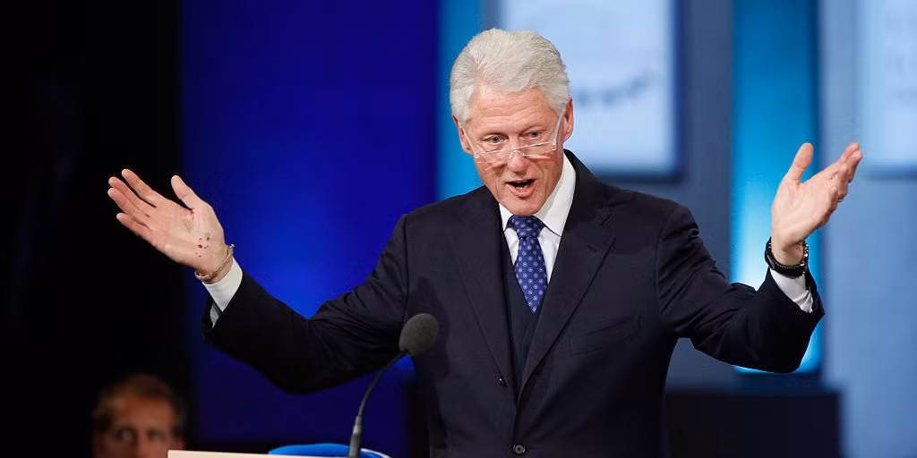 Trước khi đến với chính trường, cựu Tổng thống Bill Clinton từng là nhân viên bán hàng tạp hóa và truyện tranh.
