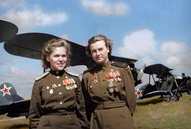 Các nữ phi công anh hùng của Liên bang Xô Viết: Rufina Gasheva (trái) và Natalia Meklin.