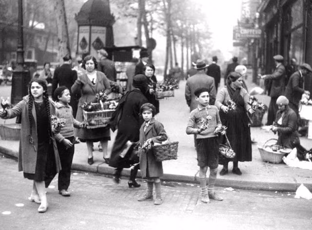 Các em nhỏ bán hoa loa kèn trên đường phố Paris hồi năm 1930.