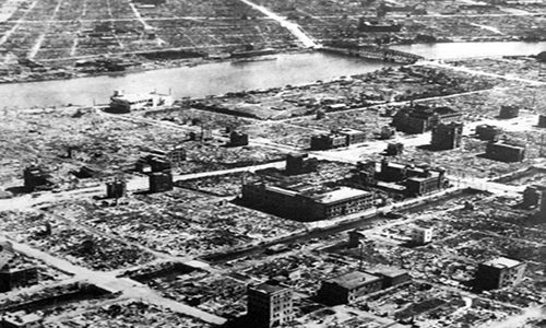 Vụ Mỹ ném bom nguyên tử xuống hai thành phố Hiroshima và Nagasaki của Nhật Bản khiến tổng cộng 150 nghìn người thiệt mạng không phải là vụ ném bom đẫm máu nhất trong Thế chiến 2. Ngày 9 và 10/3/1945, 279 máy bay ném bom Mỹ đã thả xuống thủ đô Tokyo (Nhật Bản) 1.665 tấn bom khiến ít nhất 100 nghìn người thiệt mạng, hàng triệu người khác bị thương và mất nhà cửa.