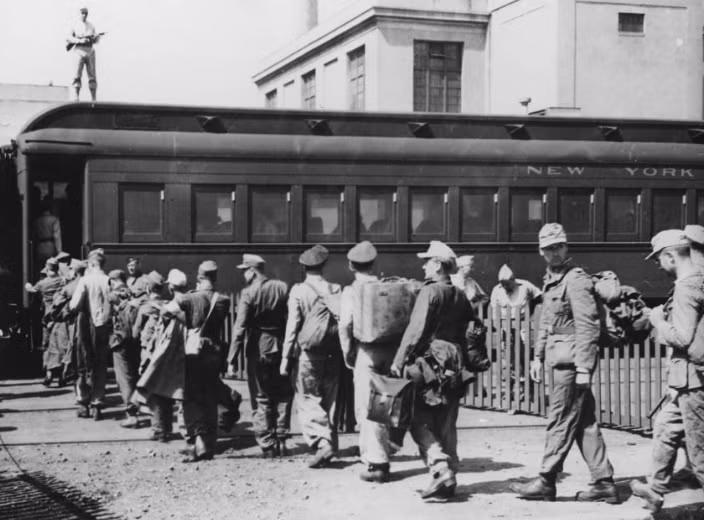 Khoảng 400 nghìn binh lính của Phe Trục đã đặt chân đến nước Mỹ trong khoảng thời gian từ năm 1942 đến 1945 của Thế chiến 2. Tuy nhiên, 400 nghìn người này đều là các tù binh chiến tranh.