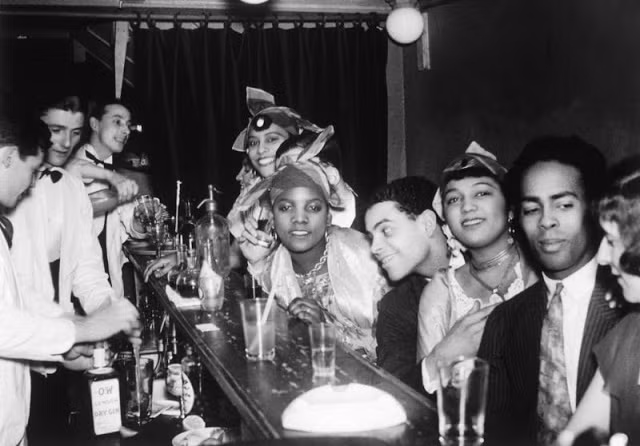 Một quán bar đông đúc ở La Boule Blanche cách đây gần 100 năm về trước.