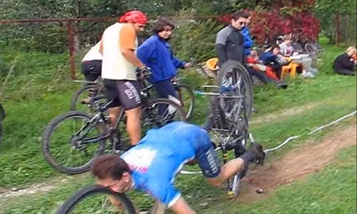 Cú ngã kinh hoàng khiến người đàn ông bị mất hai chiếc răng.