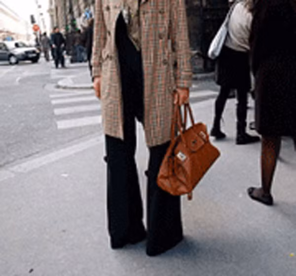 Tại Pháp, điều luật kỳ quặc cấm phụ nữ mặc quần dài được đưa ra từ năm 1800. Sau đó, điều luật này đã được chỉnh sửa nhiều lần. Luật chỉnh sửa năm 1892 cho phép phụ nữ mặc quần thể thao trong lúc cưỡi ngựa và điều luật năm 1909 cho phép phụ nữ mặc quần dài khi đi xe đạp. Ảnh: List25.