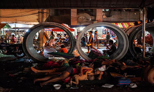 Những người vô gia cử ngủ trên vỉa hè ở Manila.