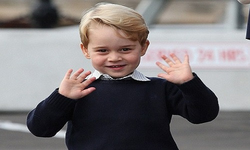 Hoàng tử bé nước Anh mỉm cười giơ cả hai tay vẫy chào mọi người.