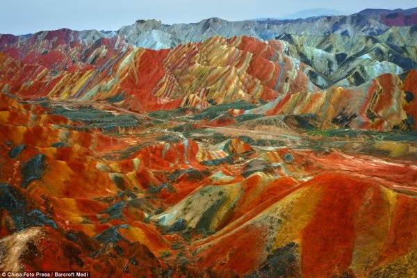 Địa Mạo Đan Hà (Danxia Landform) ở Trương Dịch, tỉnh Cam Túc, Trung Quốc, có dãy núi cầu vồng kỳ lạ. Đây cũng là một trong những điểm đến du khách không nên bỏ lỡ.