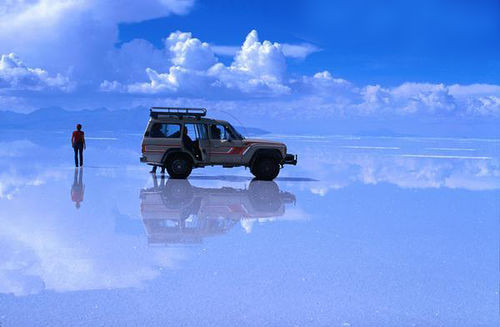 Salar de Uyuni ở Bolivia là hồ muối lớn nhất thế giới, với diện tích 10.583 km2.
