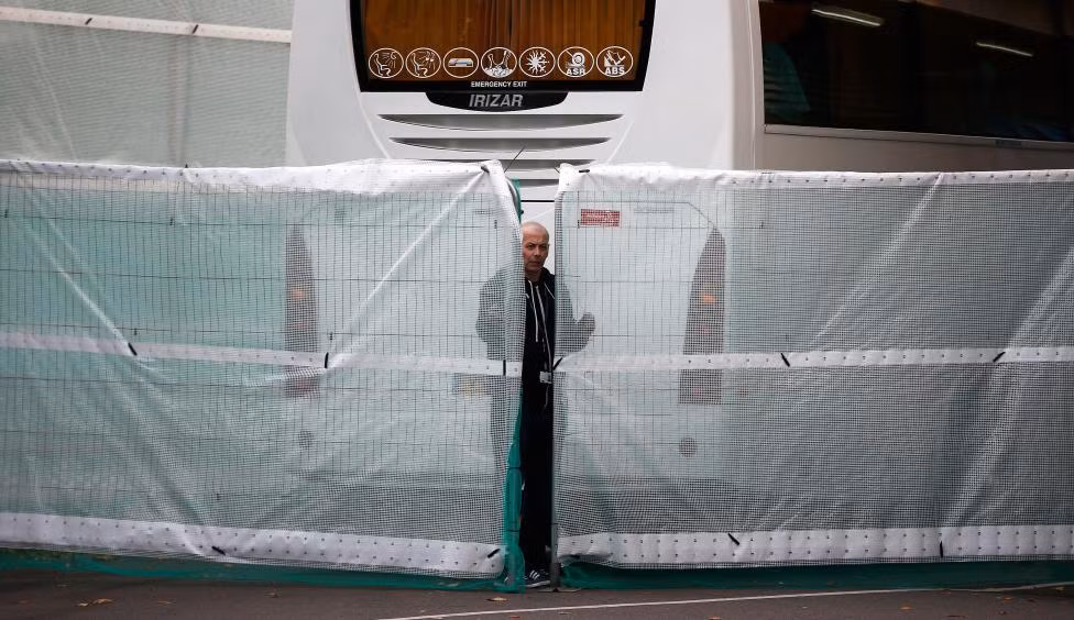 Một nhân viên an ninh đứng gác tại một trung tâm tiếp nhận người tị nạn ở Croydon, Anh, hôm 23/10.