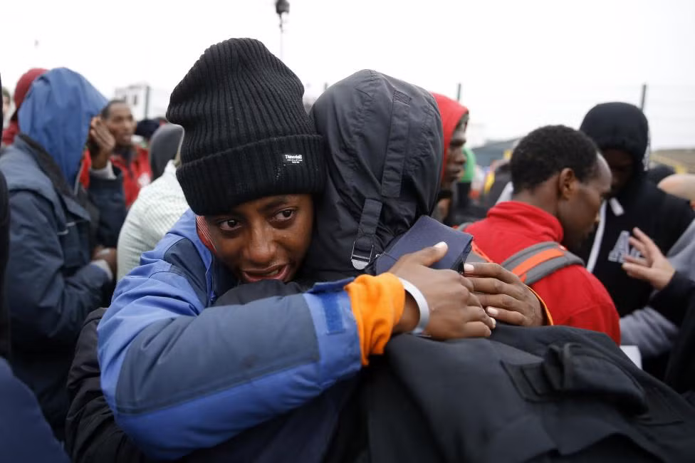 Một người đàn ông Ethiopia bật khóc khi phải rời khỏi trại tị nạn Jungle hôm 24/10.