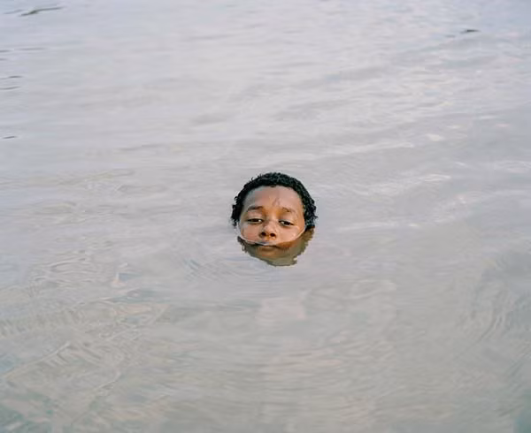 Những bức ảnh của nhiếp ảnh gia Mustafah Abdulaziz chụp được trong suốt 4 năm qua phần nào nói lên mối quan hệ giữa con người với một trong những nguồn tài nguyên thiên nhiên quý giá nhất cũng như cuộc khủng hoảng nước trên thế giới. Ảnh: Một bé trai bơi ở sông Paraguay, Caceres, Brazil, năm 2015.