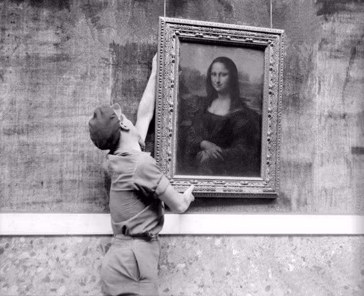 Bức tranh nàng Mona Lisa được đưa trở về bảo tàng Louvre (Pháp) hai năm sau khi Thế chiến 2 kết thúc.