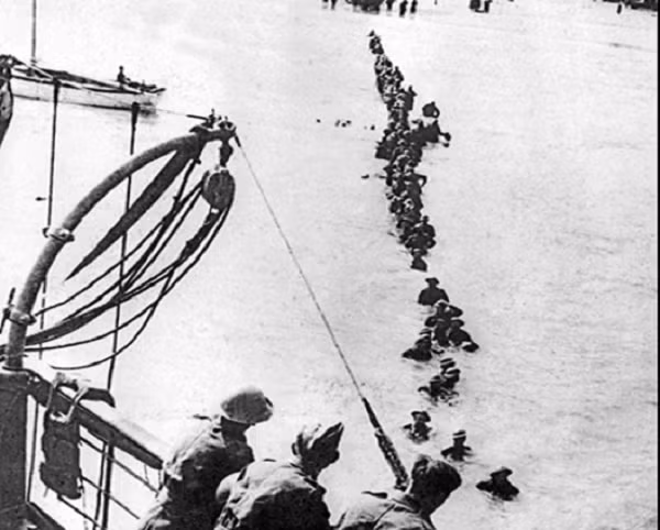 Trong hành trình kéo dày 8 ngày, bắt đầu từ ngày 27/5/1940, hơn 337 nghìn binh sĩ Anh (140 nghìn binh sĩ Pháp, Bỉ và Ba Lan) đã được giải cứu trên biển Dunkirk, Pháp.