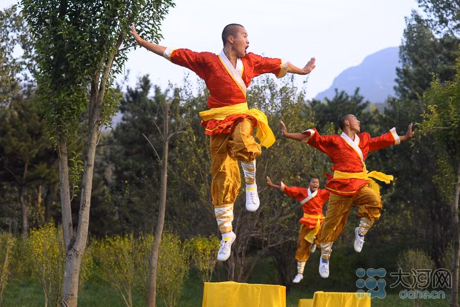 Các võ sinh biểu diễn những kỹ pháp đặc biệt khó luyện trong thấp thật nhị huyền công (72 tuyệt kỹ Thiếu Lâm) như kim chung tráo, thiết sa chưởng, phi thiềm tẩu bích, bài đả công, thạch tỏa công, thiết ngưu công... Ảnh: dahe.cn.