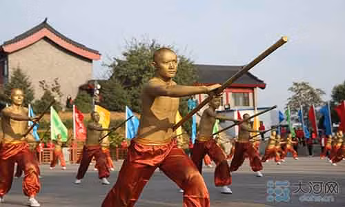 Hơn 1.500 võ sinh đã quy tụ về khu danh thắng Thiếu Lâm Tự nằm trên núi Tung Sơn, thành phố Trịnh Châu, tỉnh Hà Nam (Trung Quốc) để tham dự Liên hoan Võ Thiếu Lâm Quốc tế Trịnh Châu lần thứ 11 khai mạc hôm 16/10. Ảnh: dahe.cn.