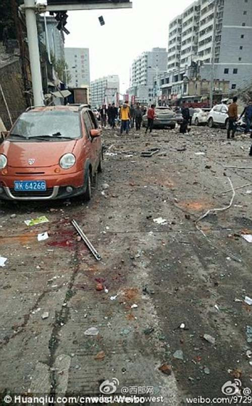 Những hình ảnh được đăng tải trên mạng cho thấy, vụ nổ đã phá hủy nhiều tòa nhà gần đó, trong đó có bệnh viện của thị trấn Xinmin. Ảnh: Weibo.