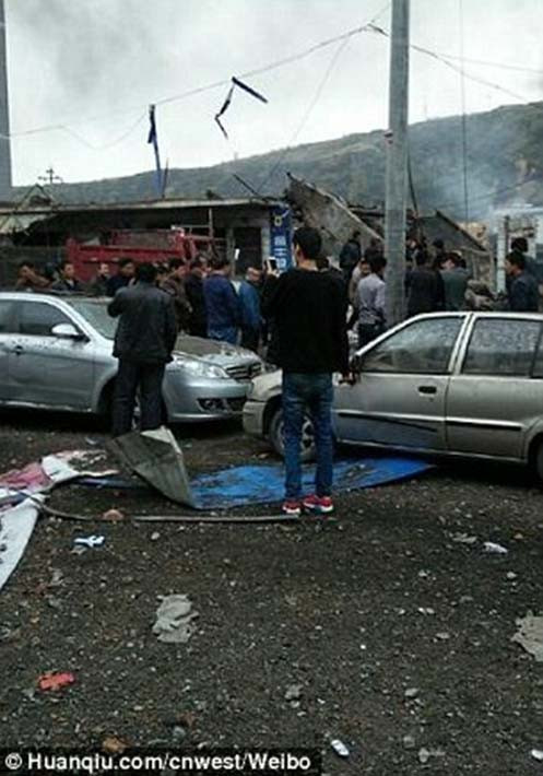 Người dân tập trung gần hiện trường vụ nổ ở Xinmin. Ảnh: Weibo.