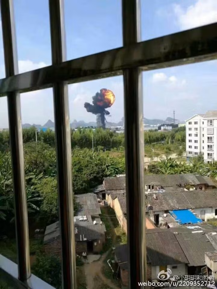 Cột khói đen bốc lên cao sau khi chiếc tiêm kích rơi xuống đất. Ảnh: Weibo.