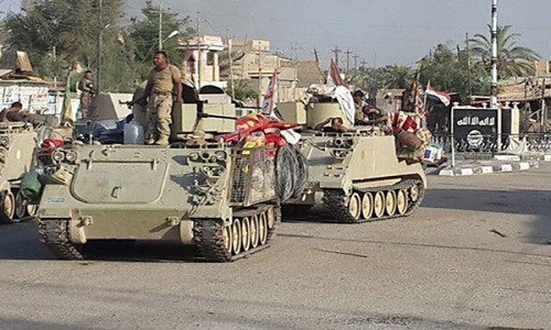 Các binh sĩ lực lượng Iraq tuần tra trên đường phố Al-Bakr sau giải phóng. Quân đội Iraq đang chuẩn bị cho chiến dịch giải phóng Mosul, nơi được coi là thủ phủ của phiến quân IS tại Iraq. Ảnh: FNA.