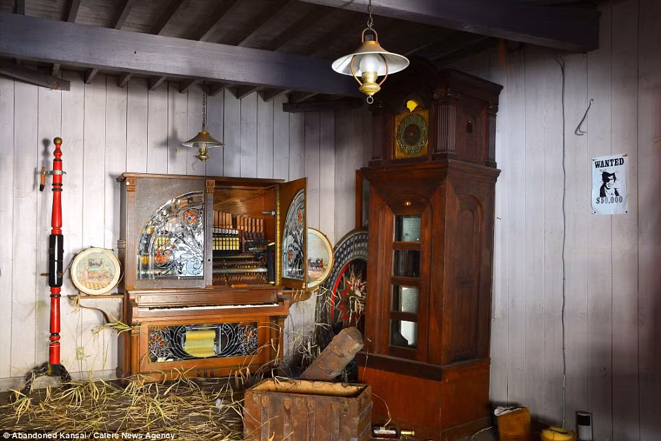 Trong công viên Western Village có cả sân chơi, cửa hàng, nhà hàng,...