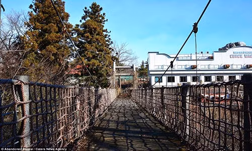 Một lối đi trong công viên Western Village.