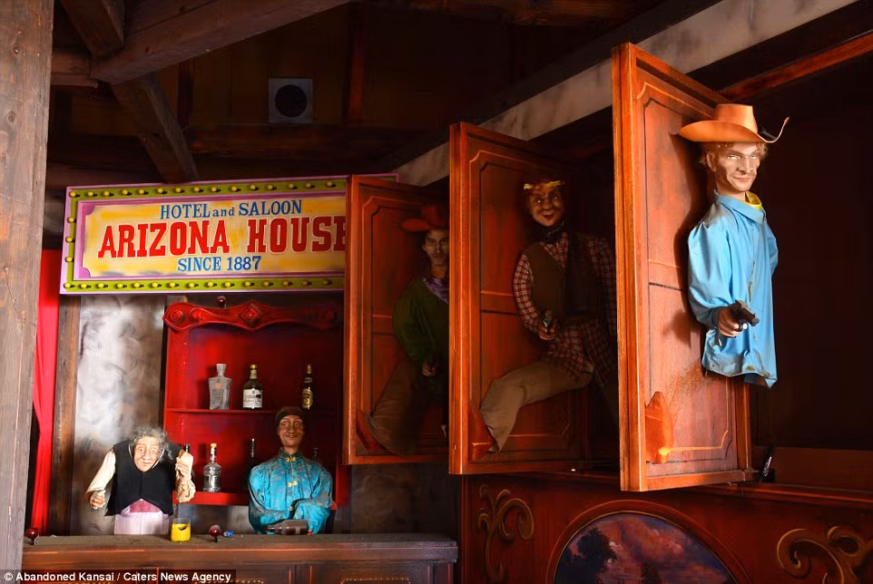 Tuy nhiên, sau gần 10 năm bị bỏ hoang, công viên giải trí Western Village hiện không khác gì bối cảnh của một bộ phim kinh dị Westworld năm 1973.