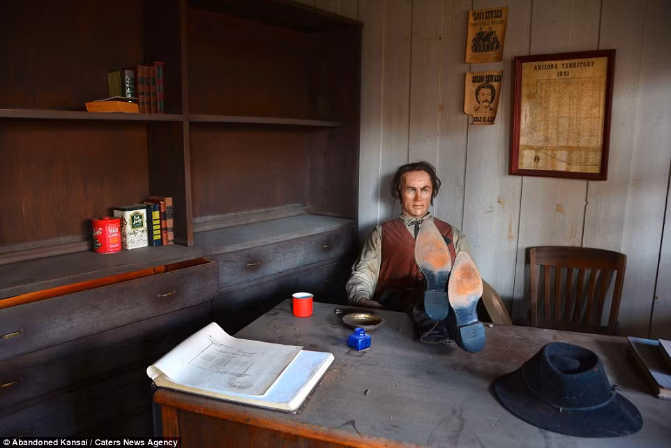 Florian Seidel, người từng tới thăm công viên Western Village, chia sẻ: “Đôi khi nơi đây tạo cảm giác thật đáng sợ, chẳng hạn như lúc bạn bước vào một tòa nhà và nhìn thấy bản sao Clint Eastwood đang ngồi trên ghế”.