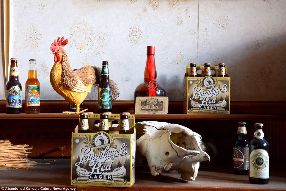 Những chai bia vẫn còn trên kệ phủ đầy bụi.