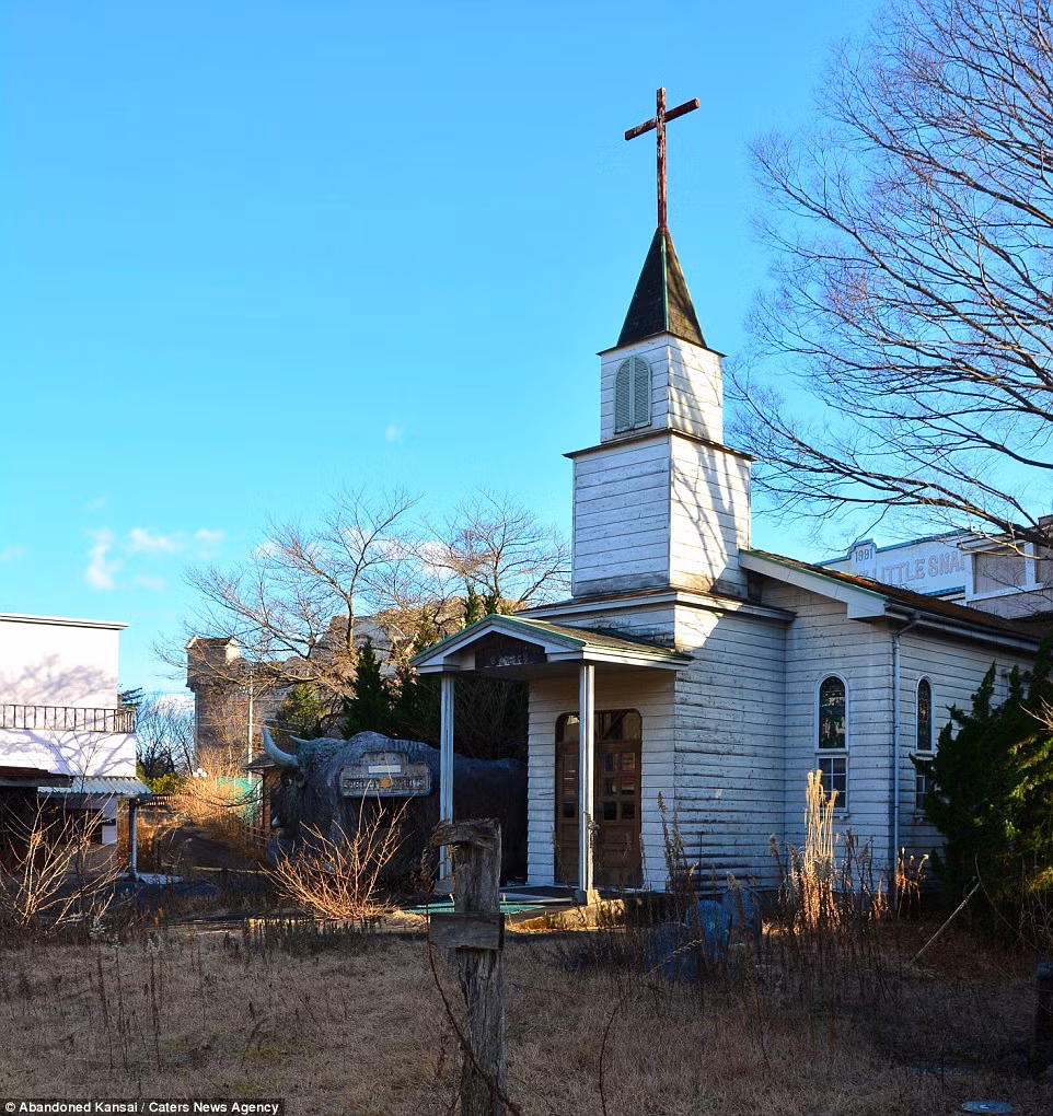 Một nhà thờ bị bỏ hoang trong công viên.