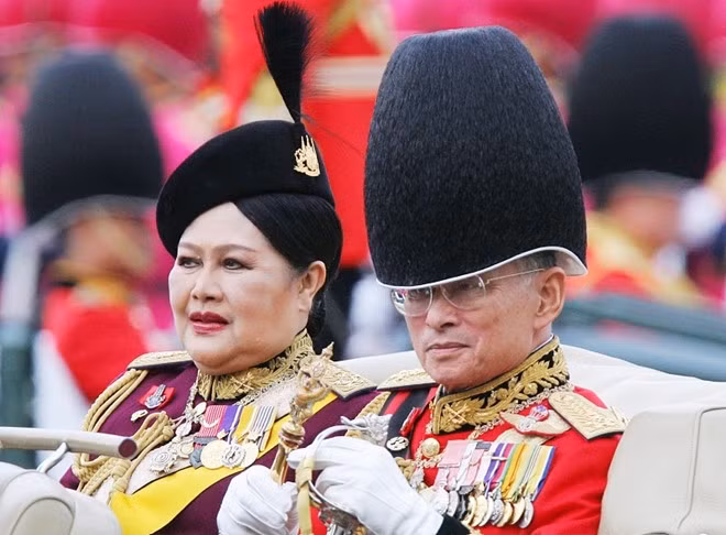 Người cao tuổi ở Thái Lan rất thích câu chuyện tình của hoàng hậu và quốc vương. Hoàng hậu Sirikit gặp quốc vương Bhumibol ở Paris, khi đó cha bà là đại sứ tại Paris. Hai người kết hôn vào năm 1950. Ảnh: AP