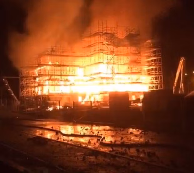 Hình ảnh được đăng tải cho thấy ngọn lửa bao trùm tòa nhà và những cột khói bốc lên cao vút. Ảnh: The Sun.