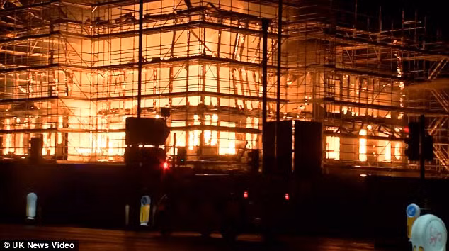 Được biết, 5 xe cứu hỏa đã được huy động tới hiện trường vụ việc sau khi cơ quan cứu hỏa nhận được hơn 40 cuộc gọi thông báo từ người dân địa phương. Ảnh: Daily Mail.