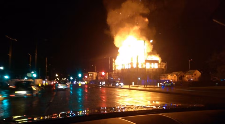 Được biết, người dân trong những ngôi nhà gần đó đã được sơ tán để đảm bảo an toàn. Ảnh: Twitter/The Sun.